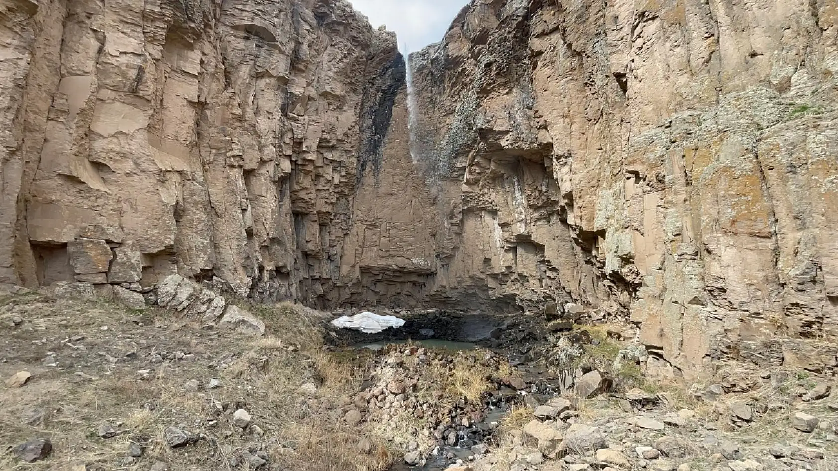 Yılda bir ay akan şelale, tekrardan canlandı!