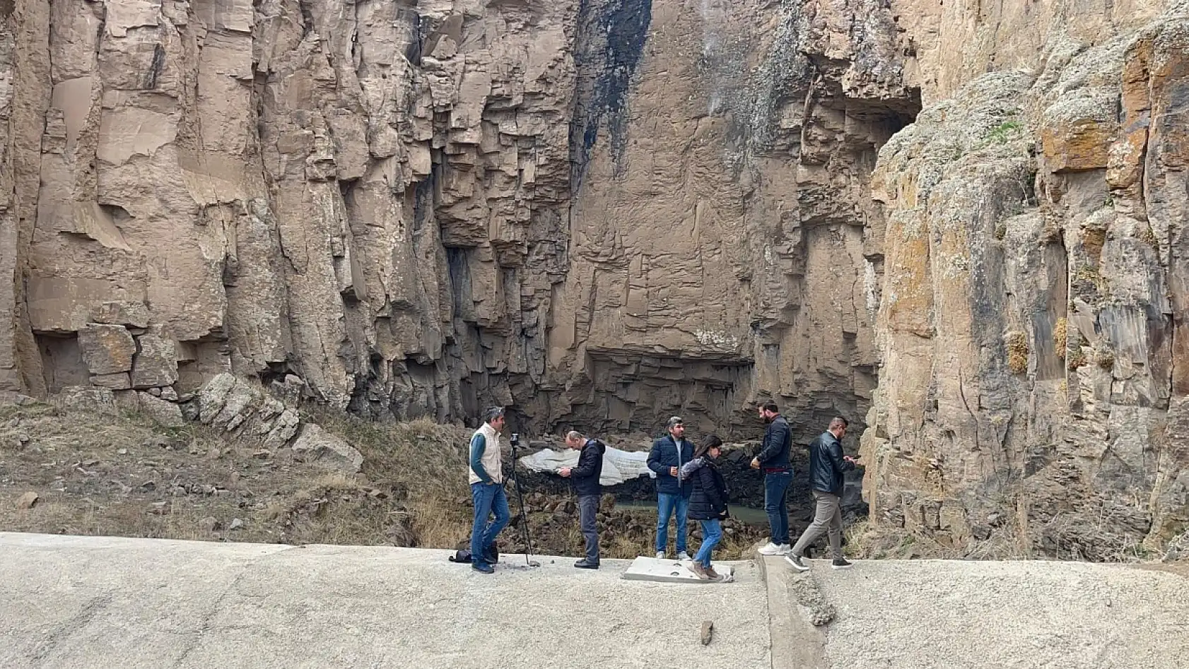 Yılda bir ay akan şelale, tekrardan canlandı!