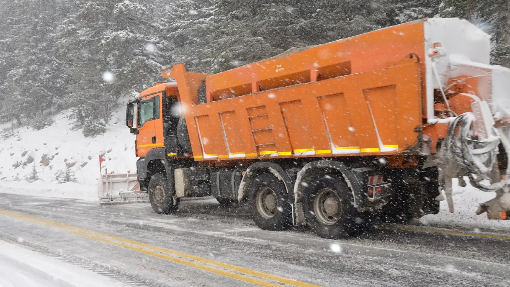Konya yolunda kar yağışı etkili oldu!
