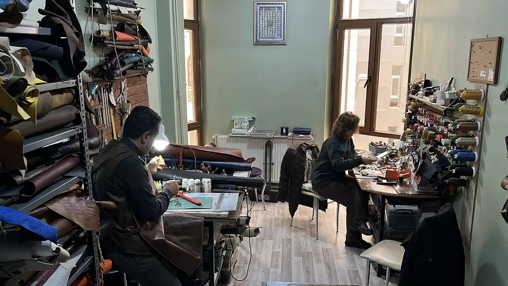 Konya'da eşiyle üretiyor, saatleri sanata dönüştürüyor