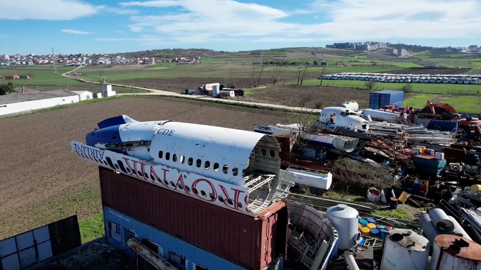 Gökyüzünün devini yerde gören durup bir daha bakıyor: Pilotlar bile merak edip yanına iniyor