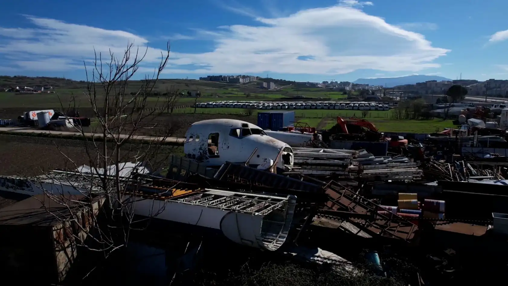 Gökyüzünün devini yerde gören durup bir daha bakıyor: Pilotlar bile merak edip yanına iniyor