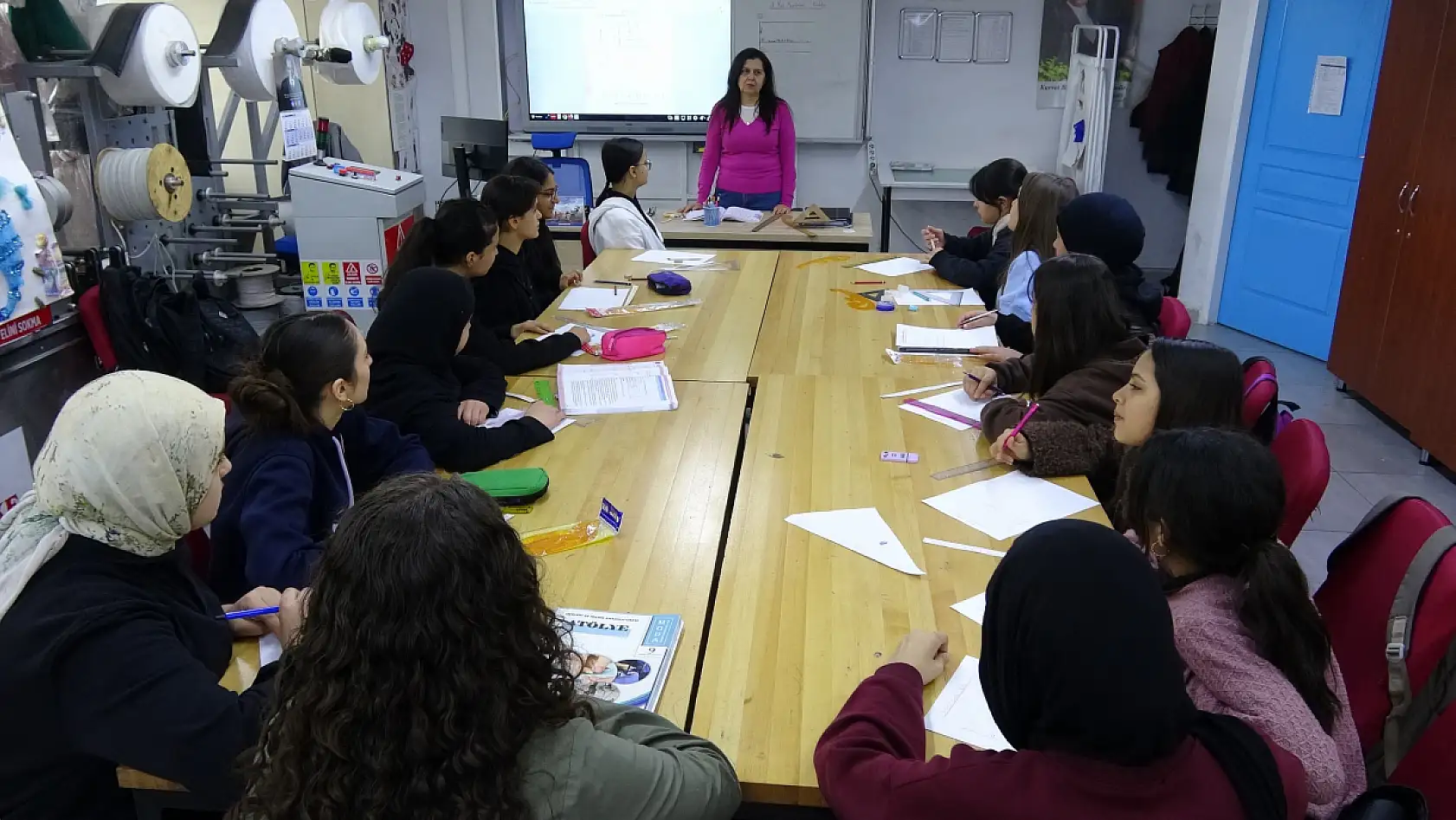Konya'da aldığı eğitimle hayaline ulaştı: Mezun olduğu lisede 30 yıldır öğretmen