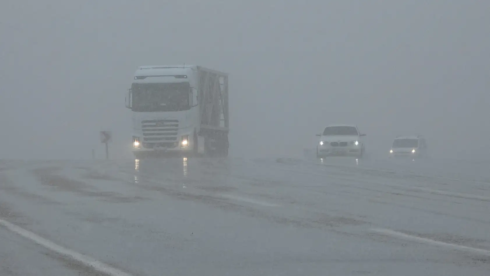 Kar ve sis etkili oldu: 50 yerleşim yerinin yolu kapandı