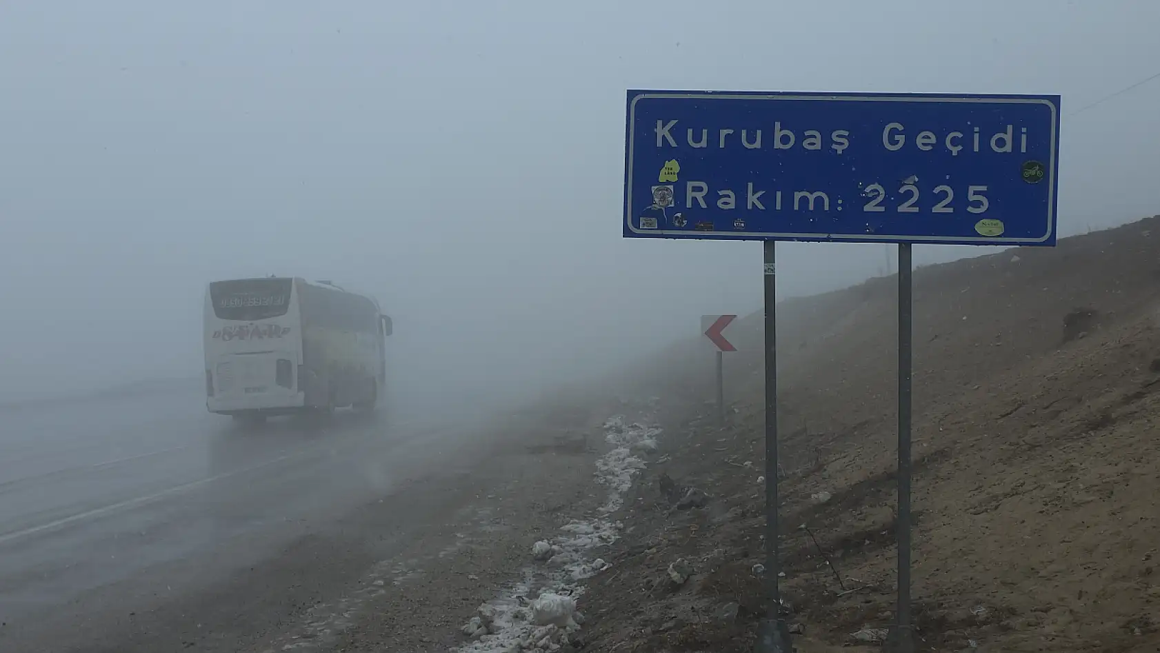 Kar ve sis etkili oldu: 50 yerleşim yerinin yolu kapandı