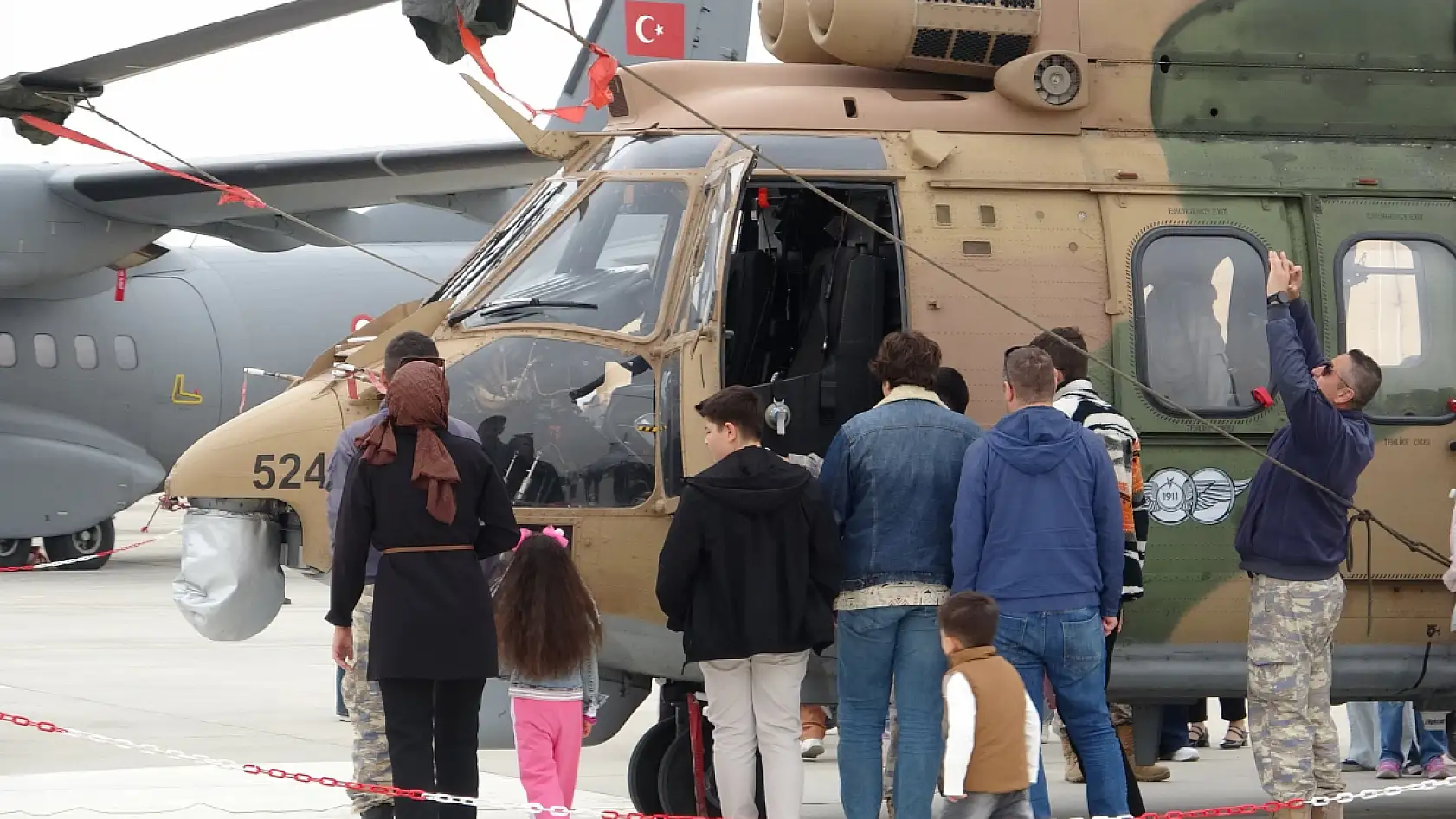Konya'da jetler çocuklar için havalandı