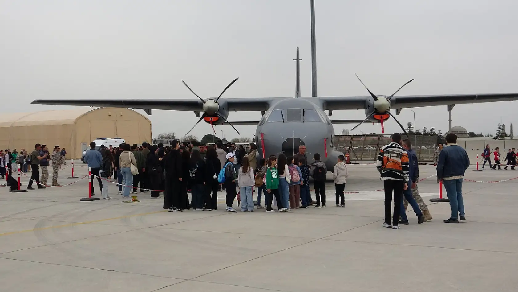 Konya'da jetler çocuklar için havalandı