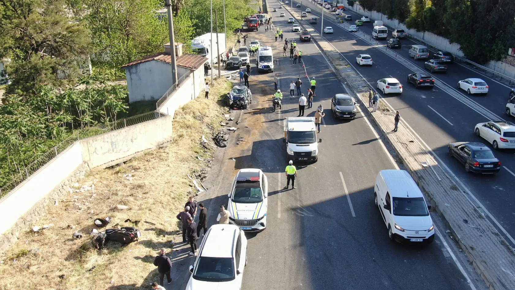 Freni patlayan TIR dehşet saçtı: Ölü ve yaralılar var