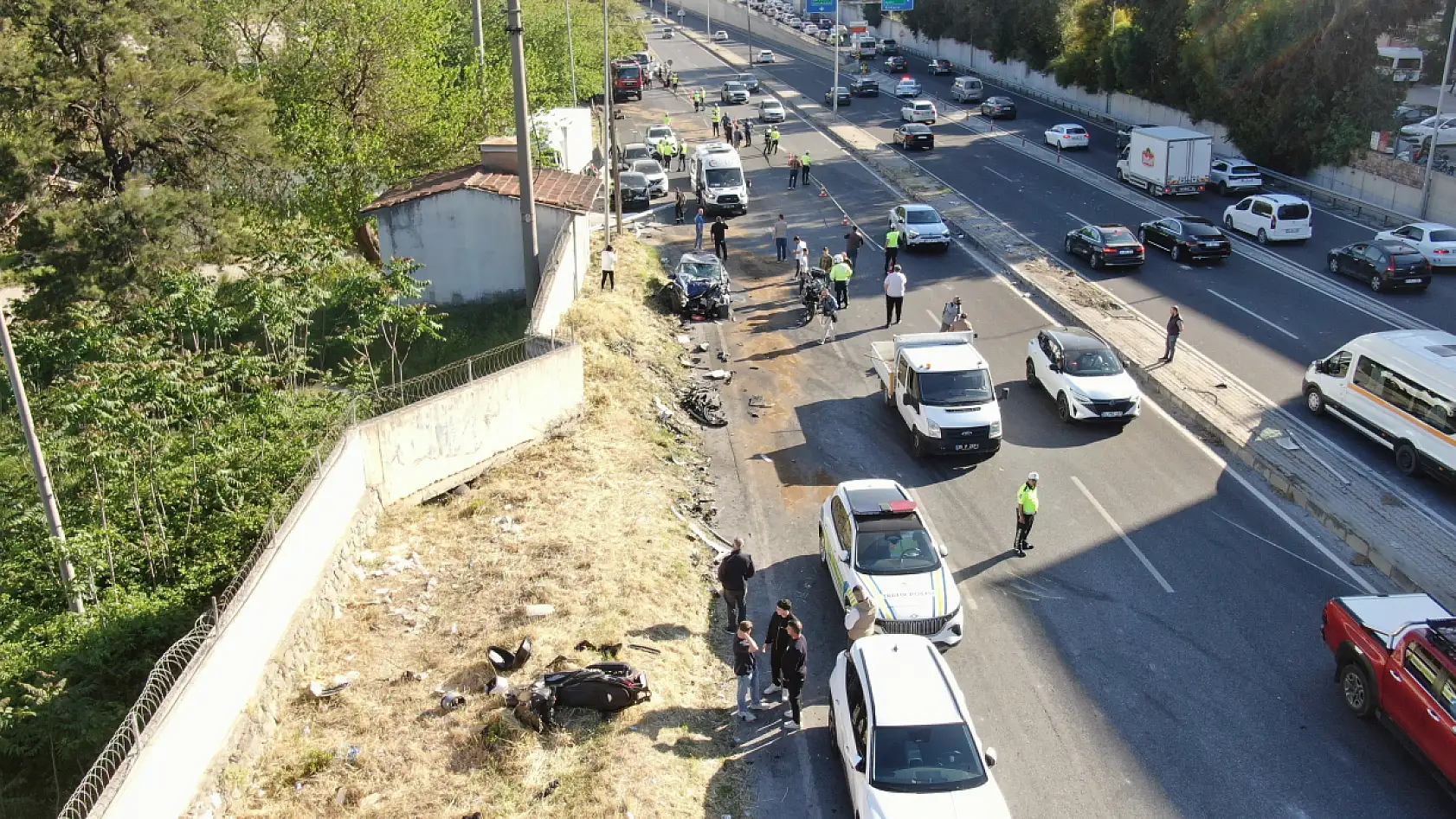 Freni patlayan TIR dehşet saçtı: Ölü ve yaralılar var
