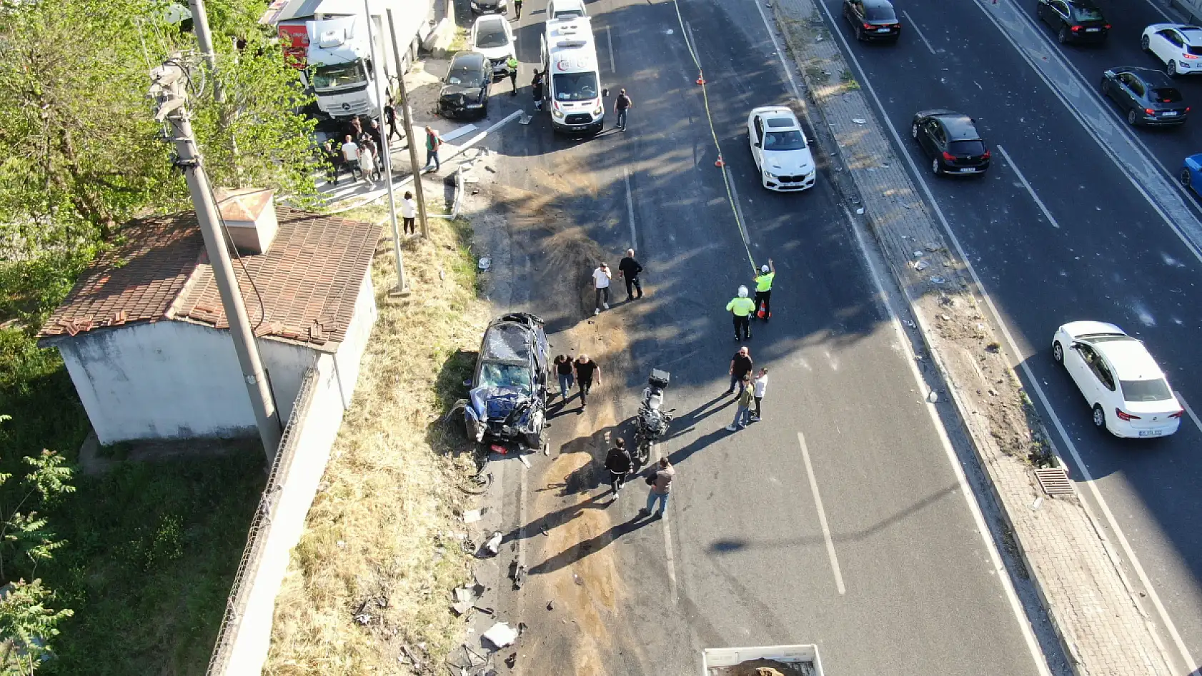 Freni patlayan TIR dehşet saçtı: Ölü ve yaralılar var