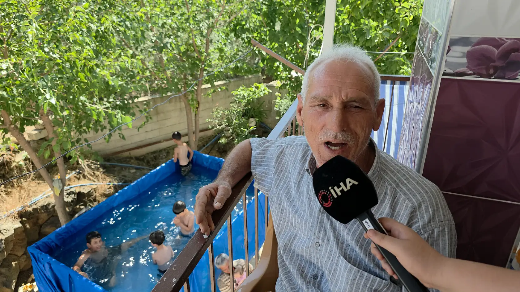 Denize gidemeyen torunlarına römorkta yüzme keyfi yaşattı