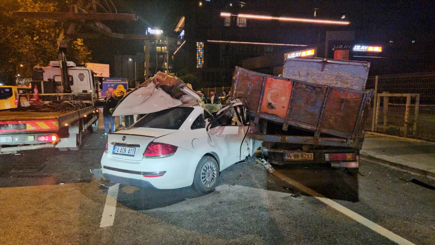 Makas atarak ilerledi, geride hurdaya dönen araçlar bıraktı!