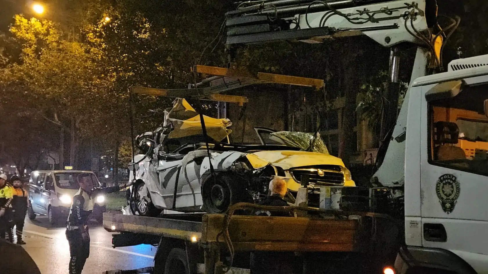 Makas atarak ilerledi, geride hurdaya dönen araçlar bıraktı!