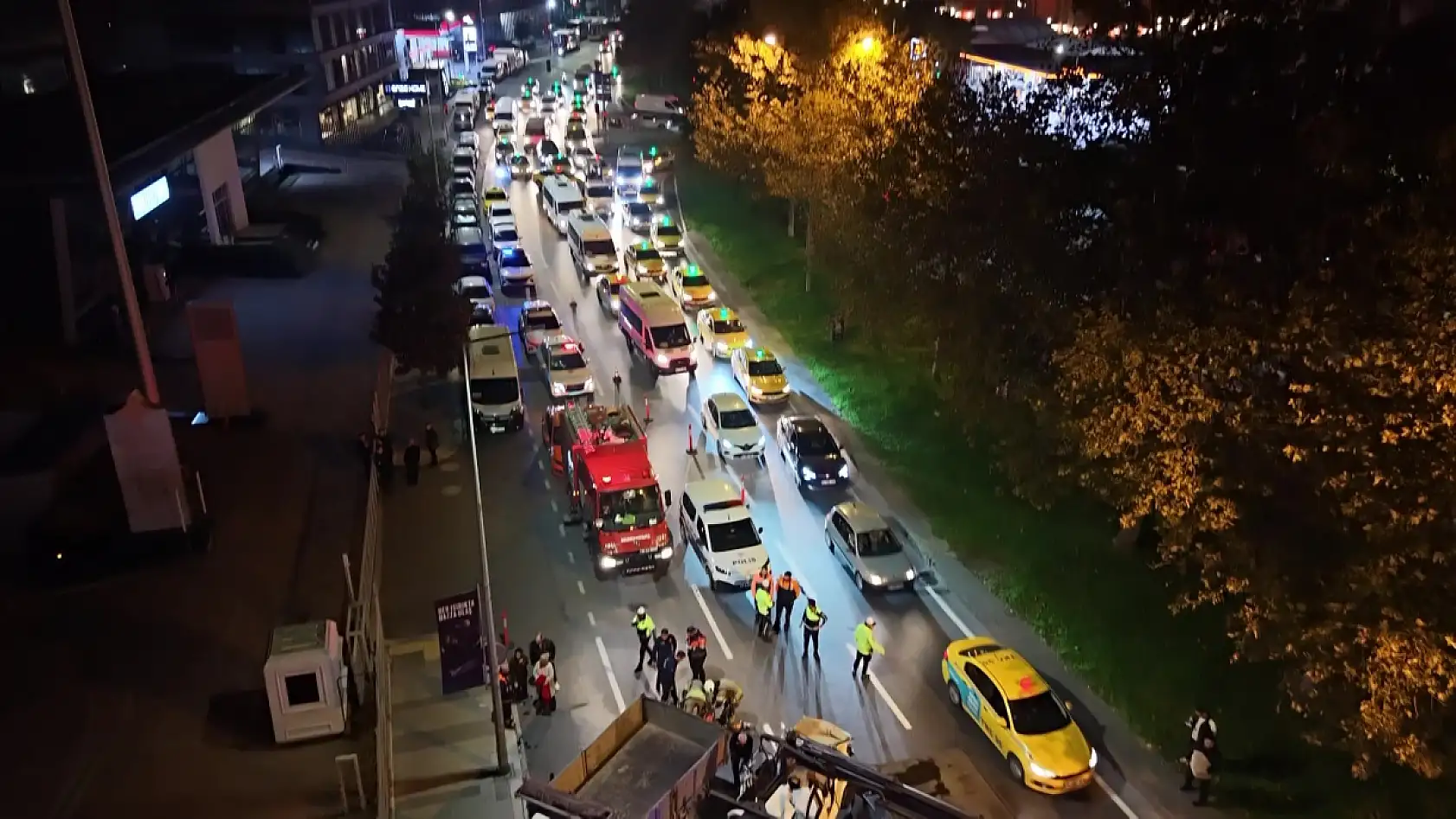 Makas atarak ilerledi, geride hurdaya dönen araçlar bıraktı!