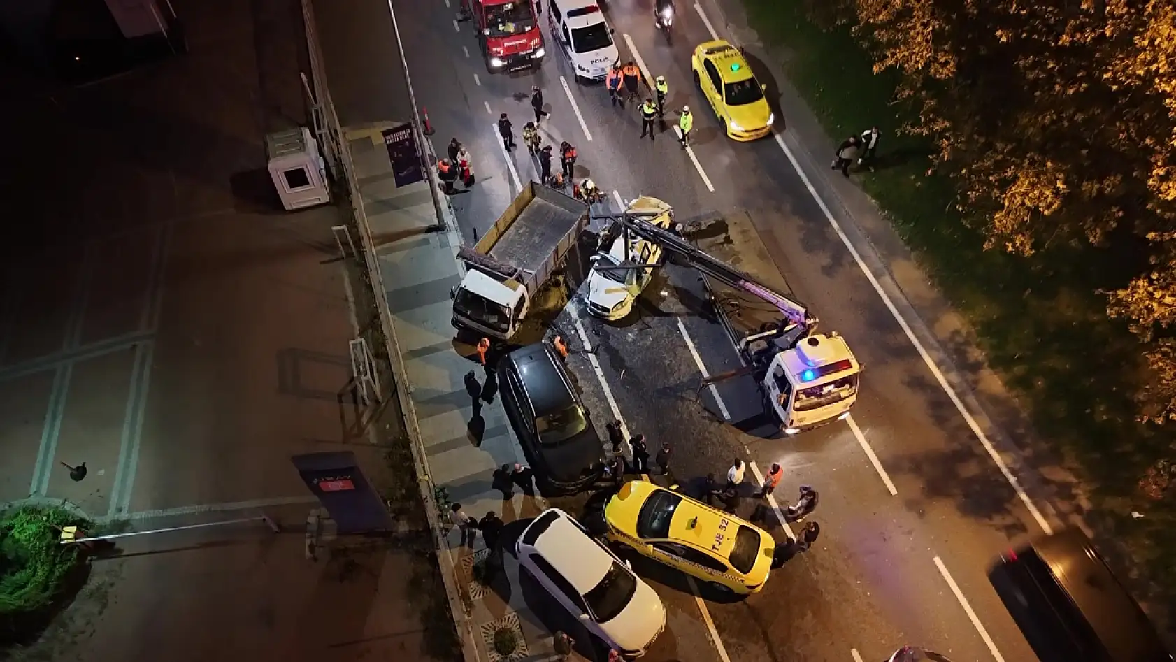 Makas atarak ilerledi, geride hurdaya dönen araçlar bıraktı!