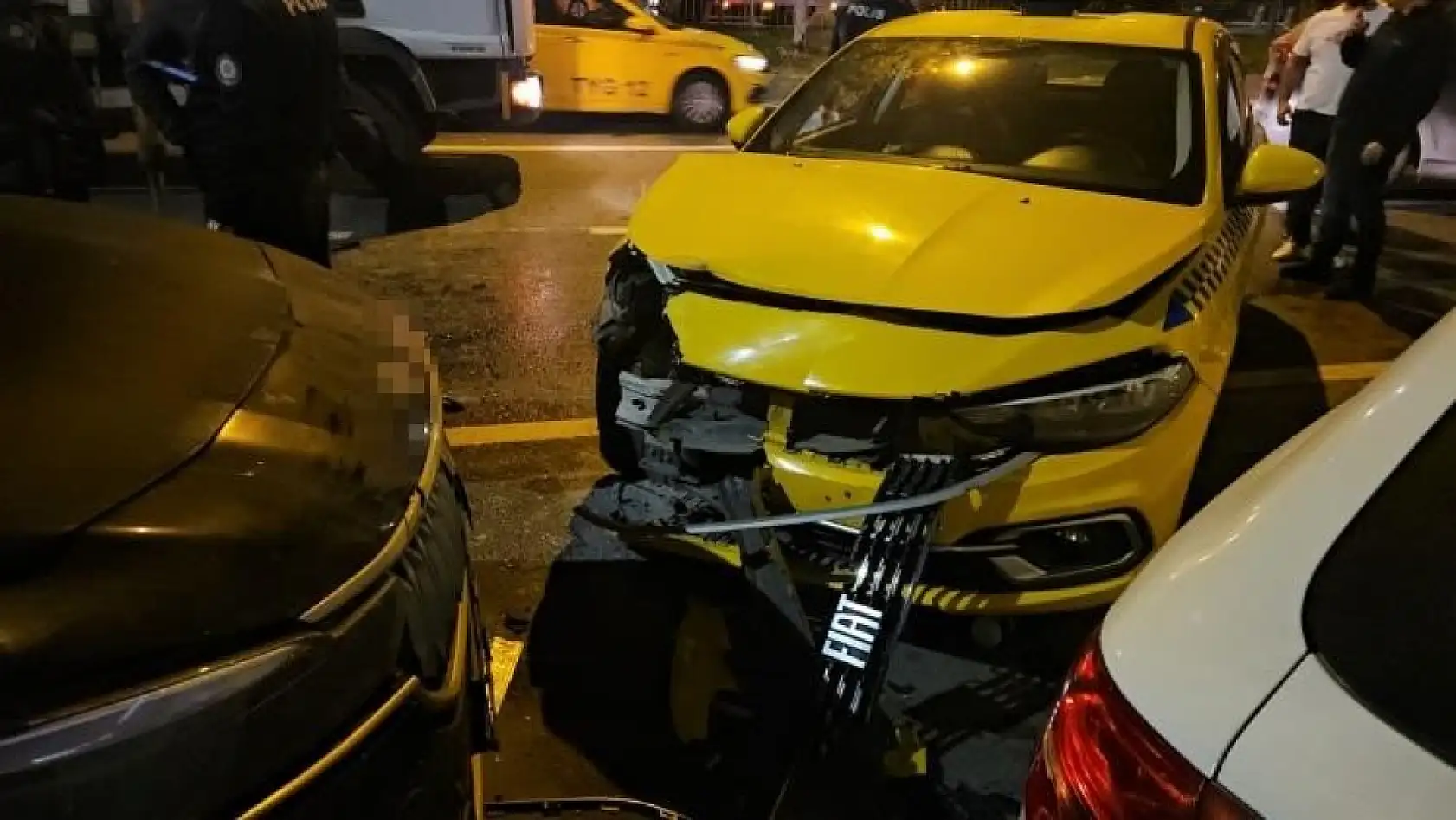 Makas atarak ilerledi, geride hurdaya dönen araçlar bıraktı!