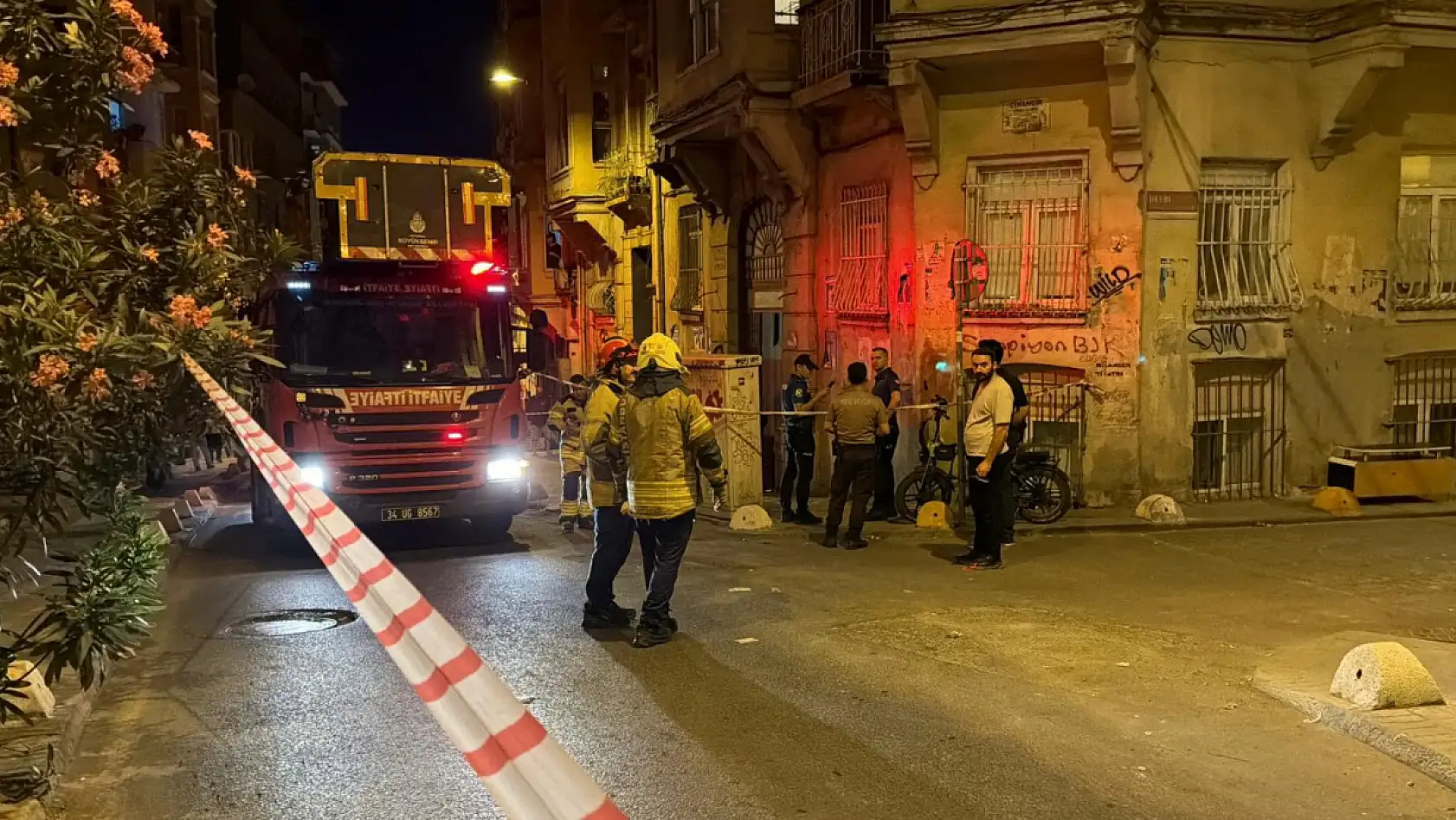 Mutfak duvarı bir anda çöktü! Bina boşaltıldı