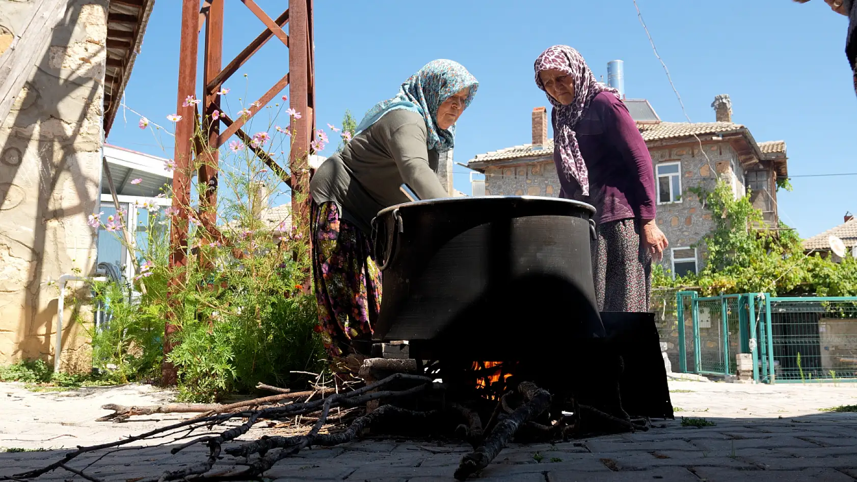 Reçetesi asırlık, terapisi doğal: Konya'da kadınların stres savar kazanı