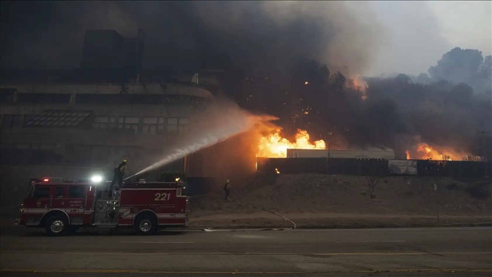 Kaliforniya yangınlarının ardındaki milyarder sırrı: Yangın neden sönmüyor?
