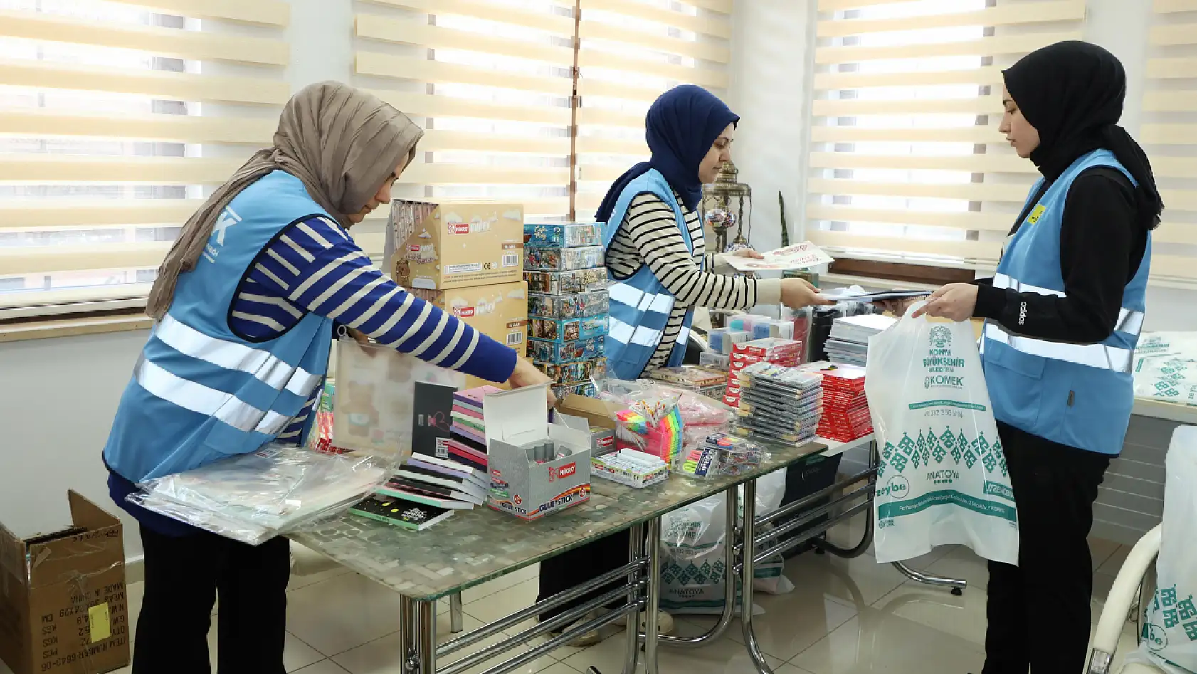 KOMEK gönüllüleri sahada: Bayramlık, gıda ve eğitim desteği bir arada