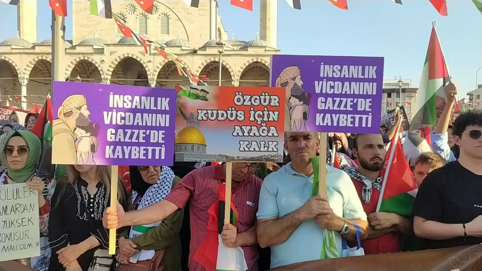 Konyalılar Mevlana Meydanı'na akın etti: İşte iğne atılsa yere düşmeyecek o kareler!