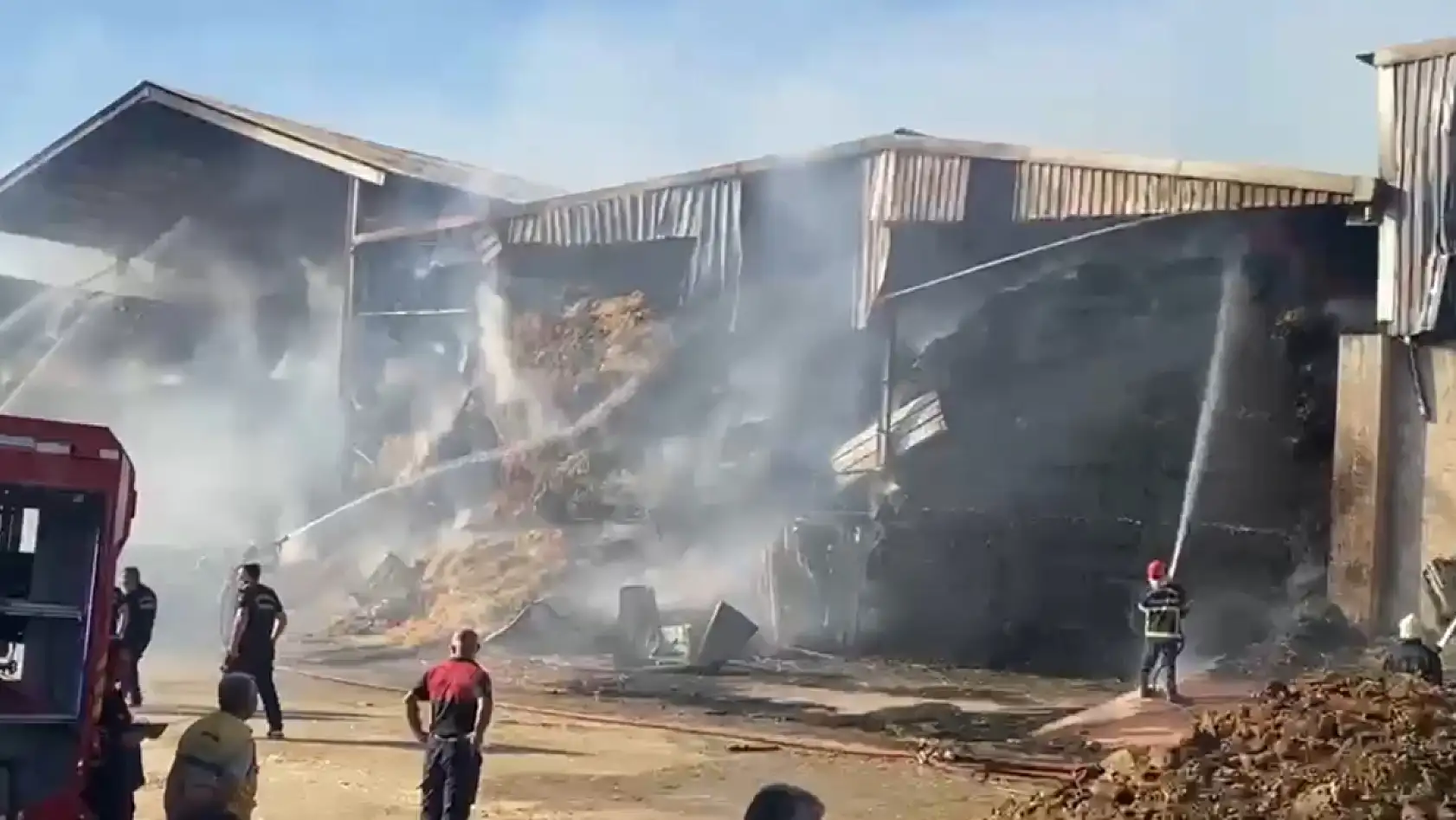 Depo alevlere teslim oldu! İmdadına TOMA'lar yetişti