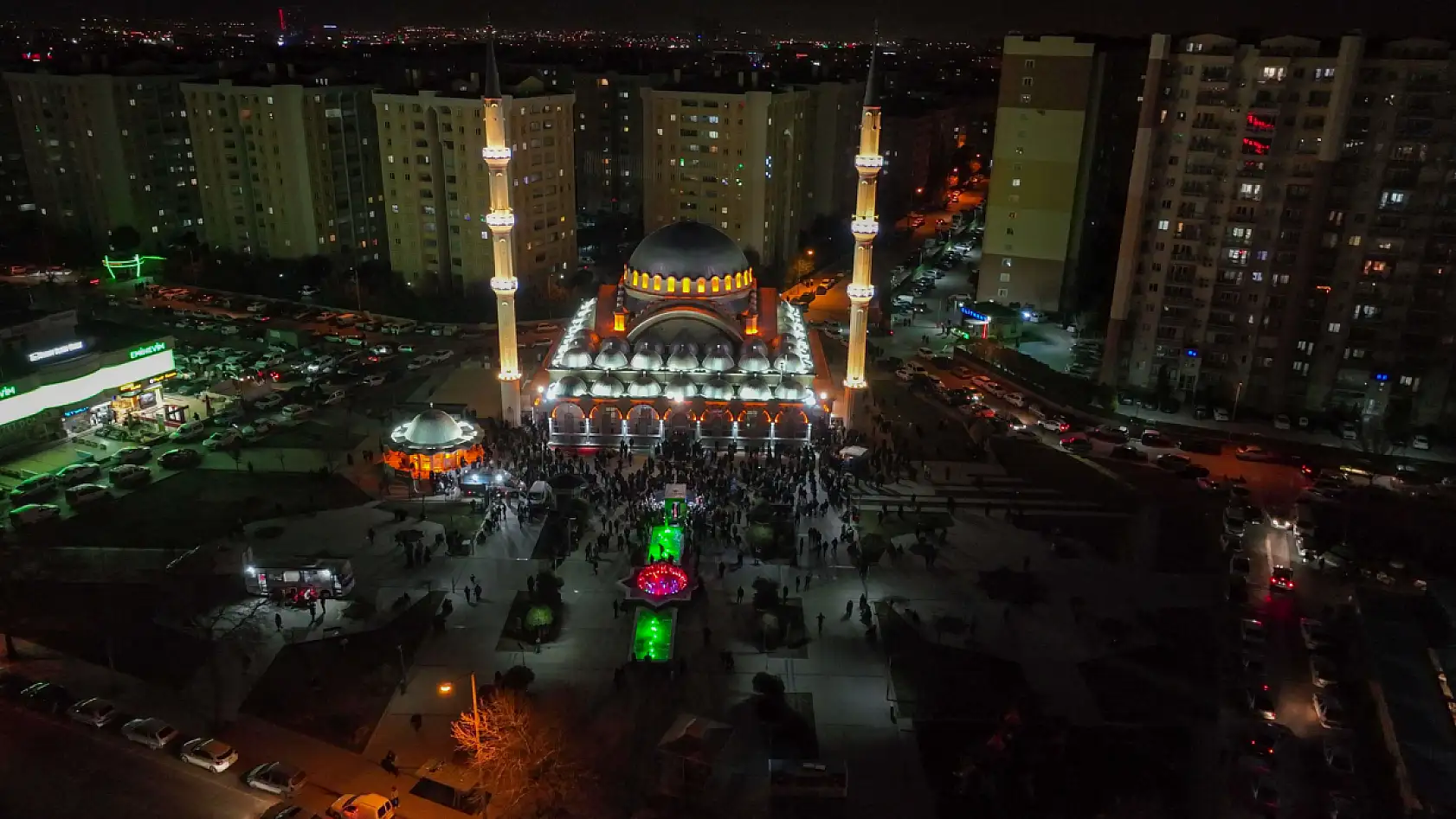 Selçuklu'da Kadir Gecesi coşkusu: Camiler doldu, dualar yükseldi
