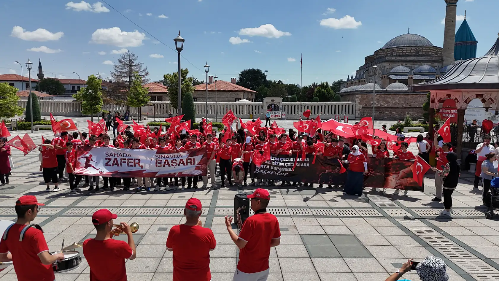 Konya'da küçük kalplerden büyük destek: LGS ve milli takım yan yana!