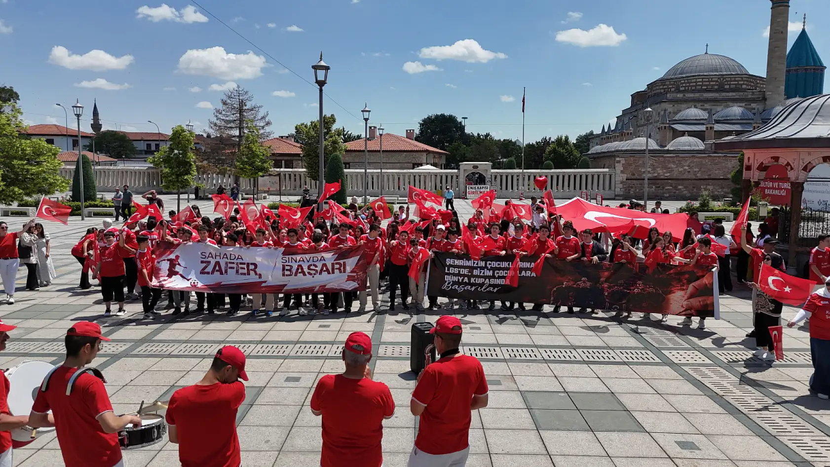 Konya'da küçük kalplerden büyük destek: LGS ve milli takım yan yana!