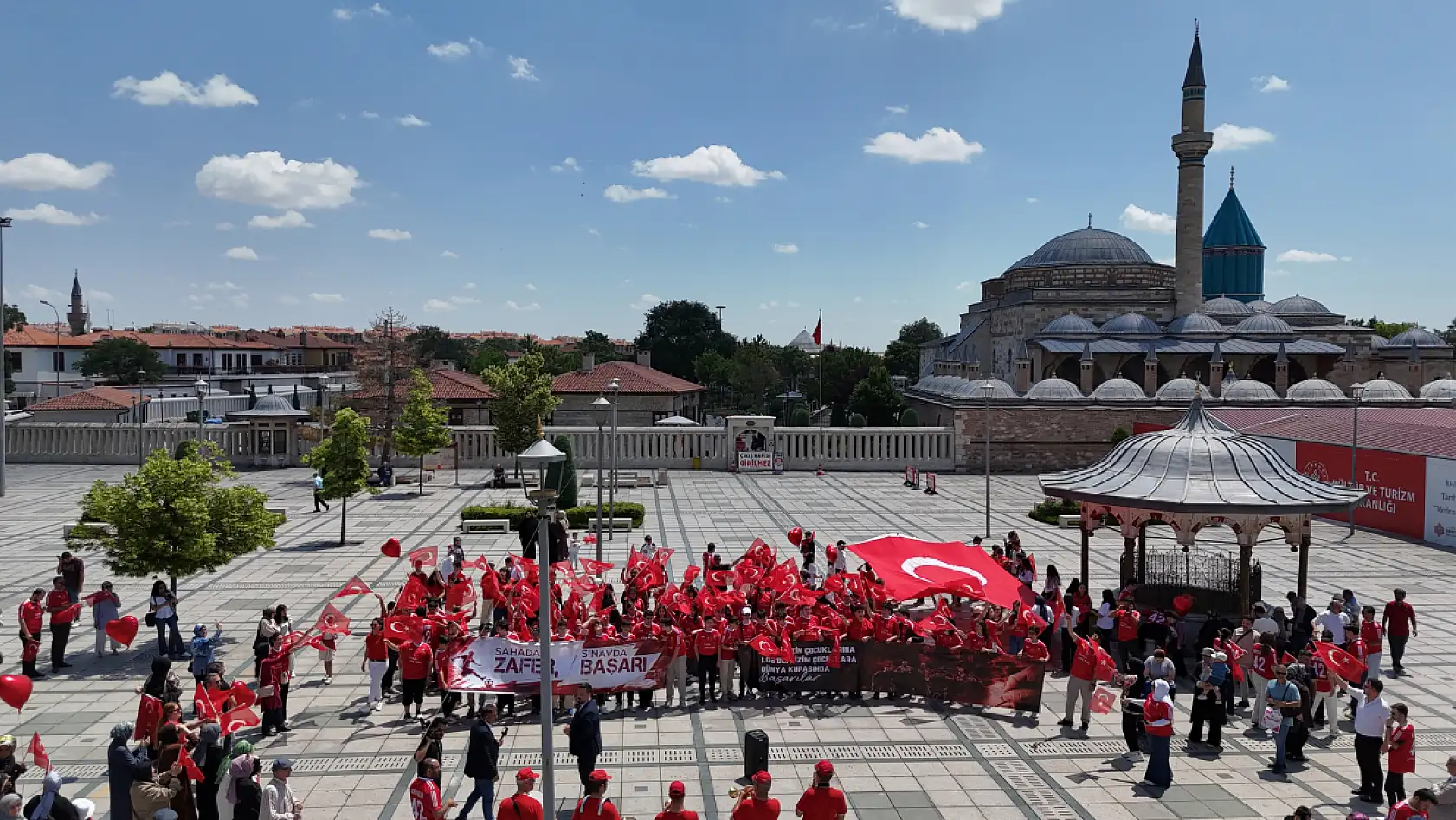 Konya'da küçük kalplerden büyük destek: LGS ve milli takım yan yana!