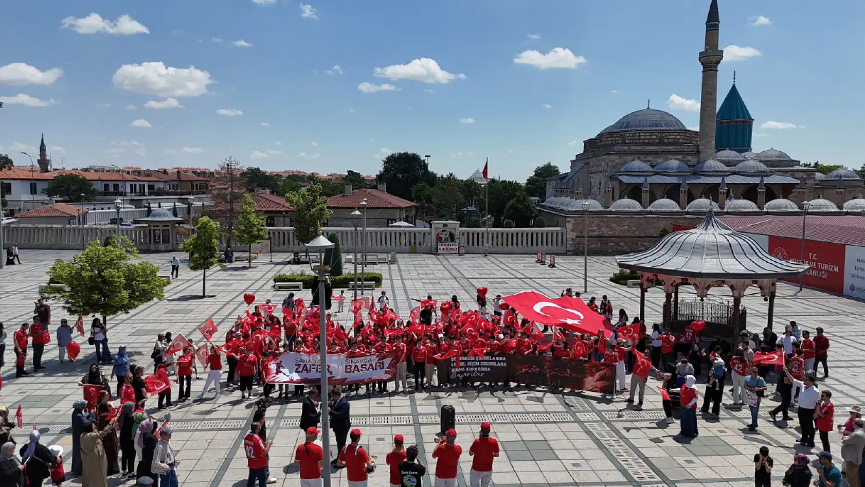 Konya'da küçük kalplerden büyük destek: LGS ve milli takım yan yana!