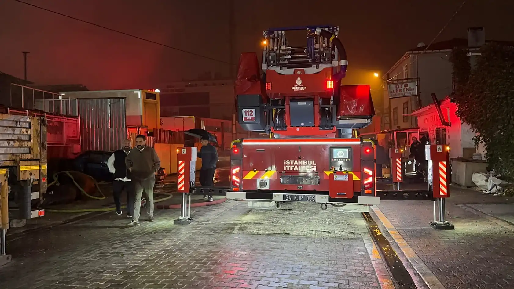 Yorgan fabrikası alev alev yandı
