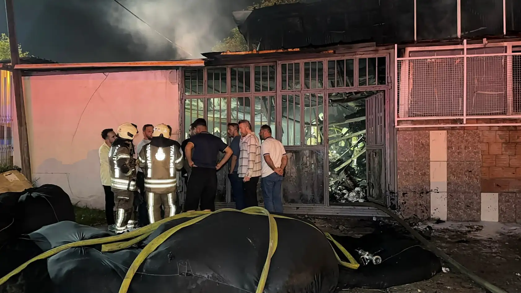 Yorgan fabrikası alev alev yandı