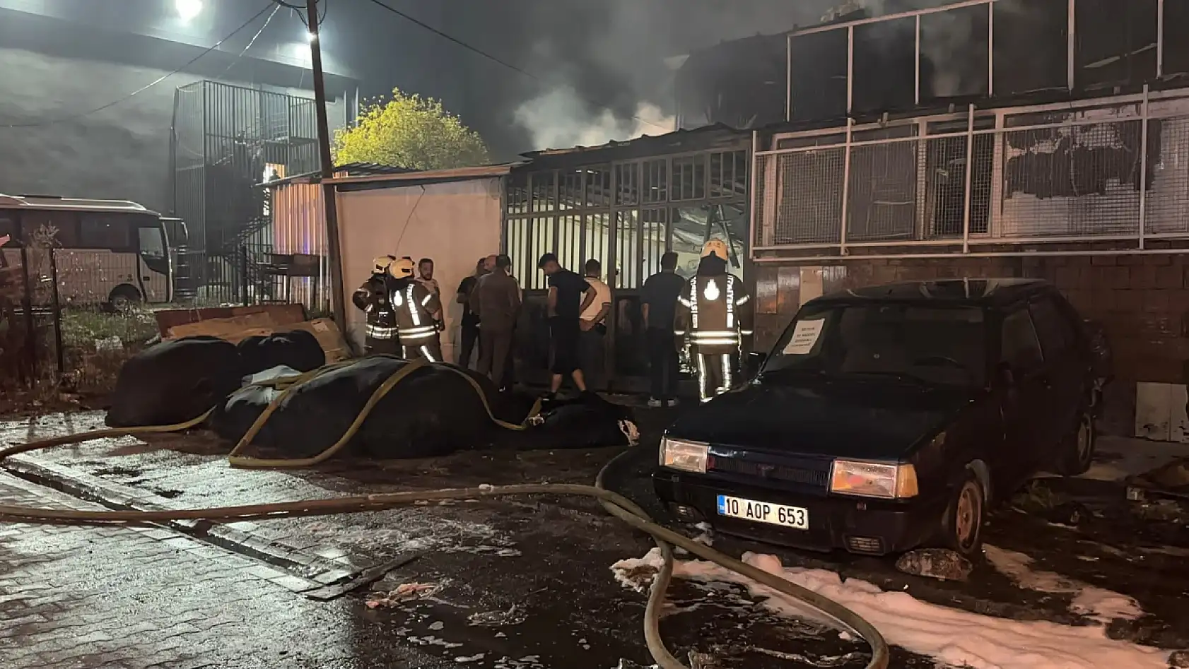 Yorgan fabrikası alev alev yandı