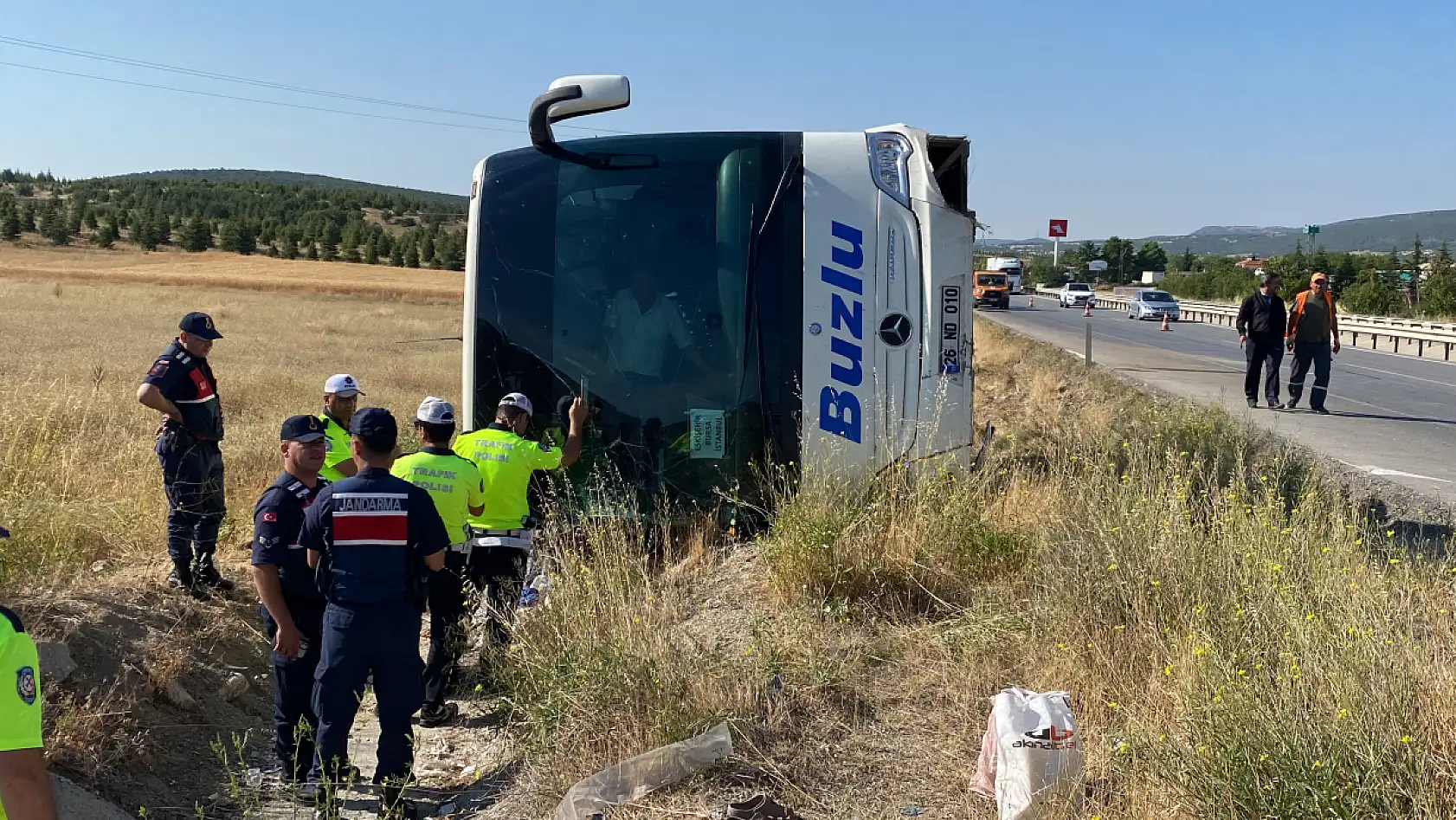 Yolcu otobüsü şarampole uçtu! Çok sayıda yaralı var