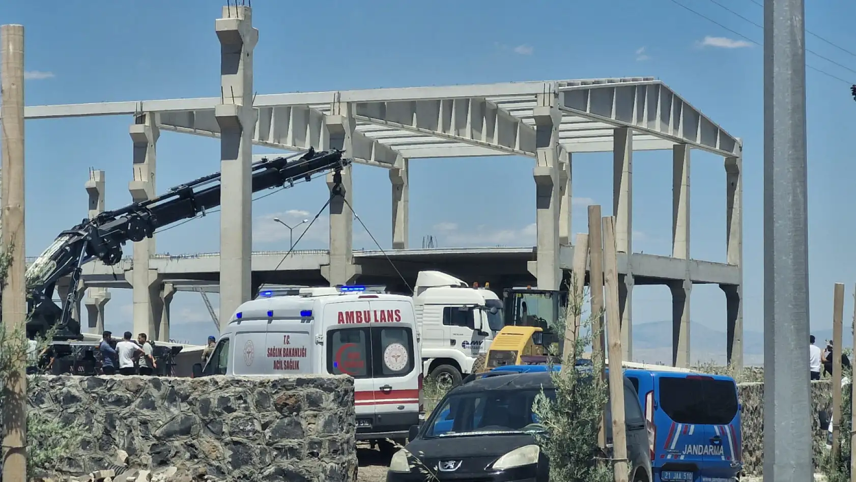 Fabrika inşaatında facia! Beton blok işçilerin üzerine düştü