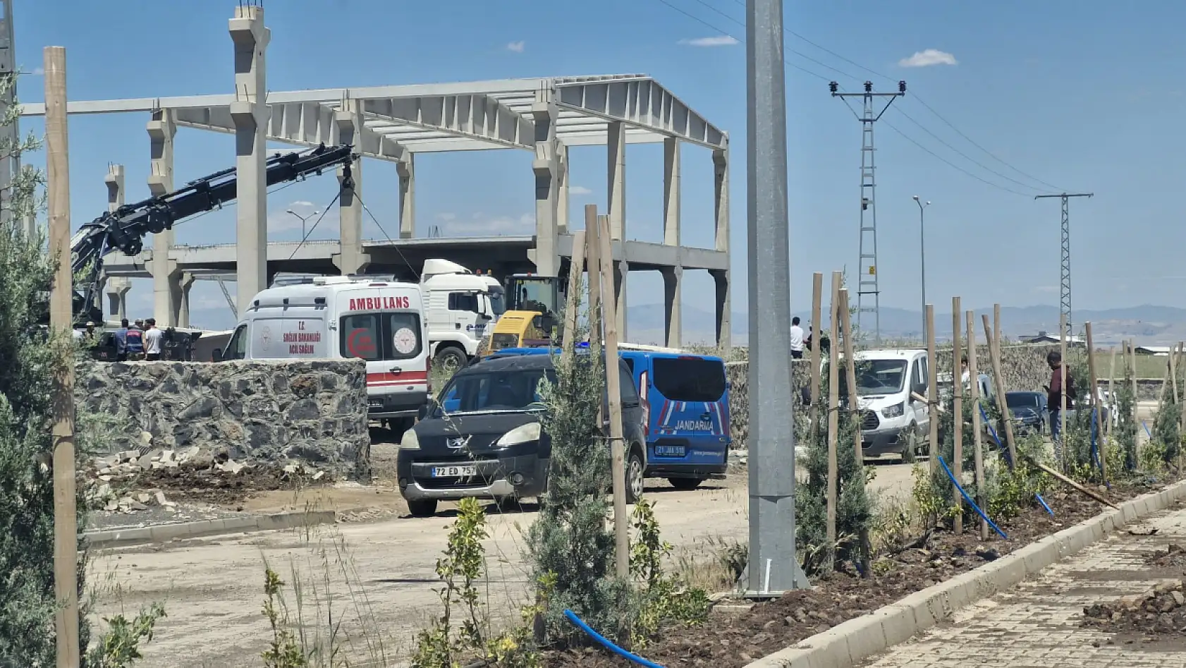 Fabrika inşaatında facia! Beton blok işçilerin üzerine düştü
