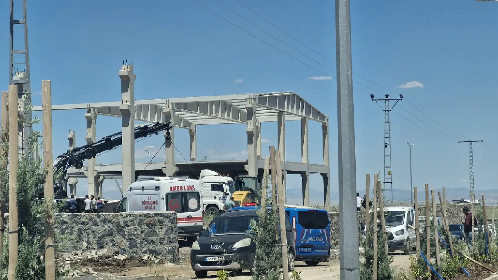 Fabrika inşaatında facia! Beton blok işçilerin üzerine düştü