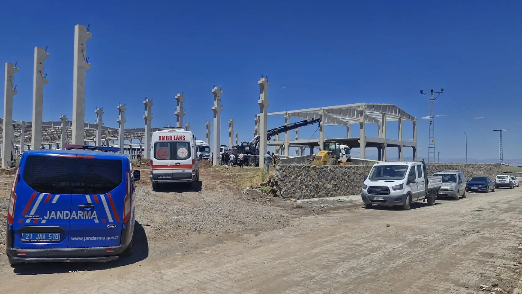Fabrika inşaatında facia! Beton blok işçilerin üzerine düştü