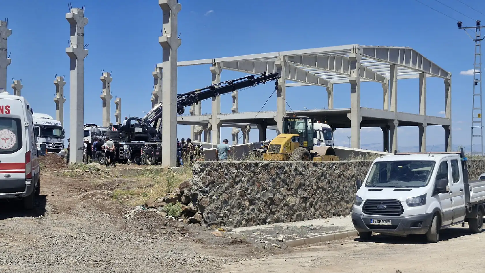 Fabrika inşaatında facia! Beton blok işçilerin üzerine düştü
