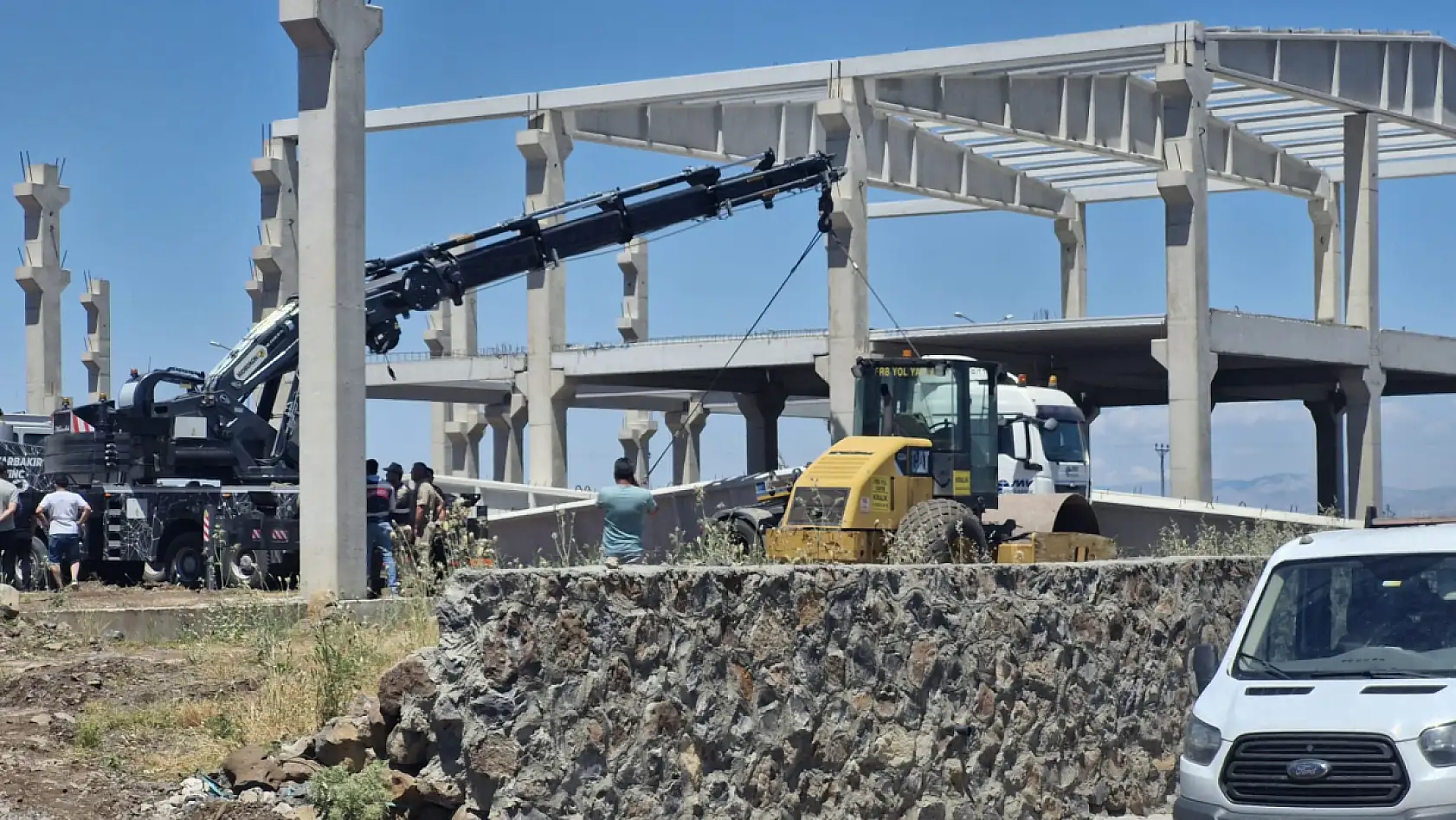 Fabrika inşaatında facia! Beton blok işçilerin üzerine düştü