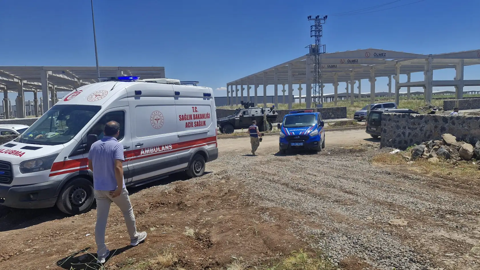 Fabrika inşaatında facia! Beton blok işçilerin üzerine düştü
