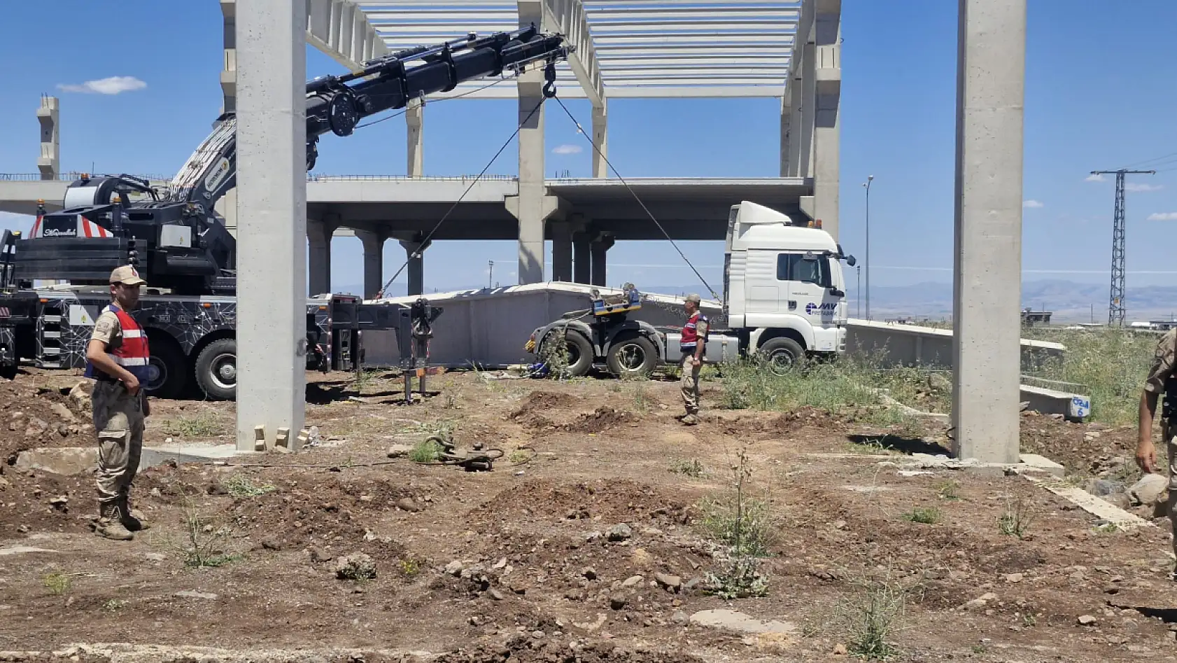 Fabrika inşaatında facia! Beton blok işçilerin üzerine düştü