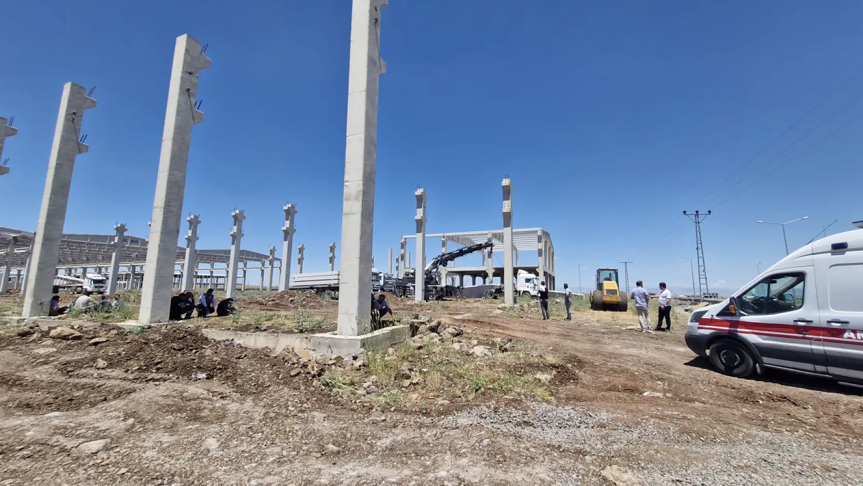 Fabrika inşaatında facia! Beton blok işçilerin üzerine düştü