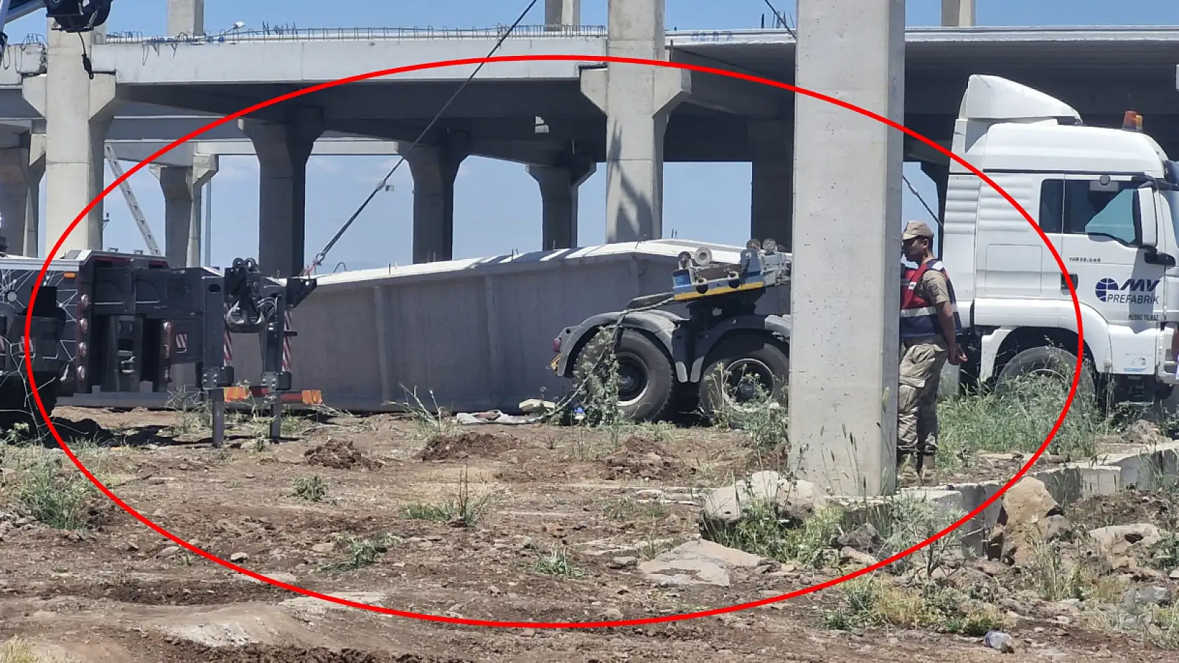 Fabrika inşaatında facia! Beton blok işçilerin üzerine düştü