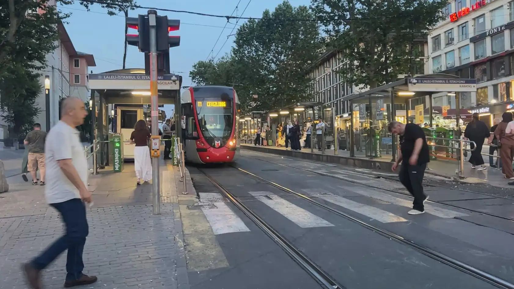Tramvay durağında dehşet dolu anlar! Raylara düşen 6 yaşındaki çocuk kurtarılamadı