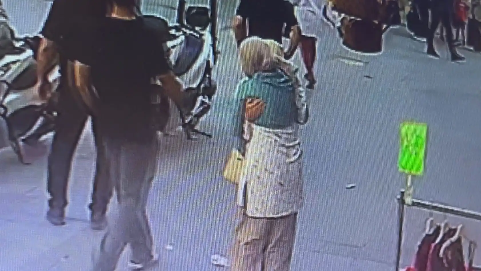Tramvay durağında dehşet dolu anlar! Raylara düşen 6 yaşındaki çocuk kurtarılamadı