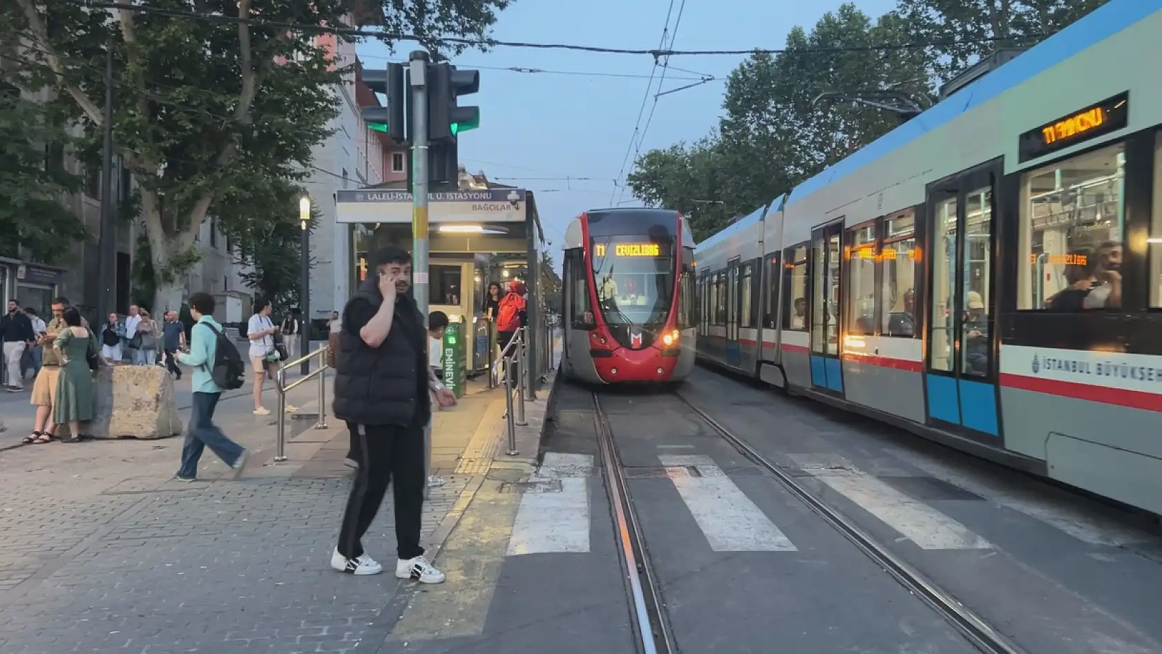 Tramvay durağında dehşet dolu anlar! Raylara düşen 6 yaşındaki çocuk kurtarılamadı