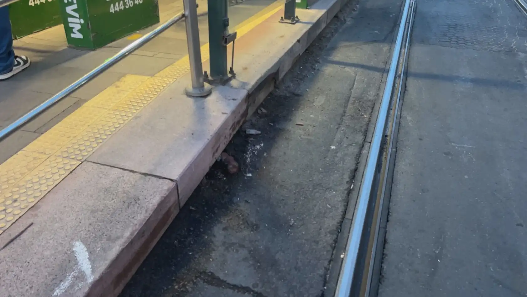 Tramvay durağında dehşet dolu anlar! Raylara düşen 6 yaşındaki çocuk kurtarılamadı