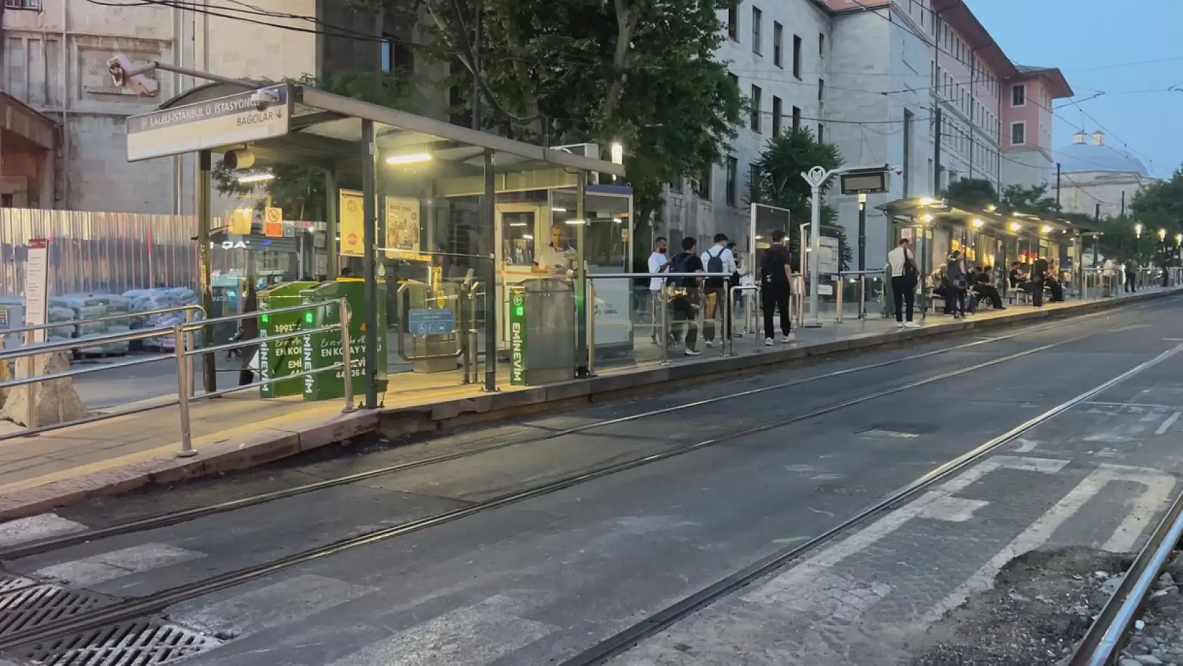 Tramvay durağında dehşet dolu anlar! Raylara düşen 6 yaşındaki çocuk kurtarılamadı